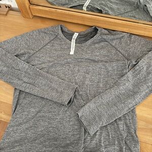 lululemon athletica Women's Gray Long Sleeve Tee